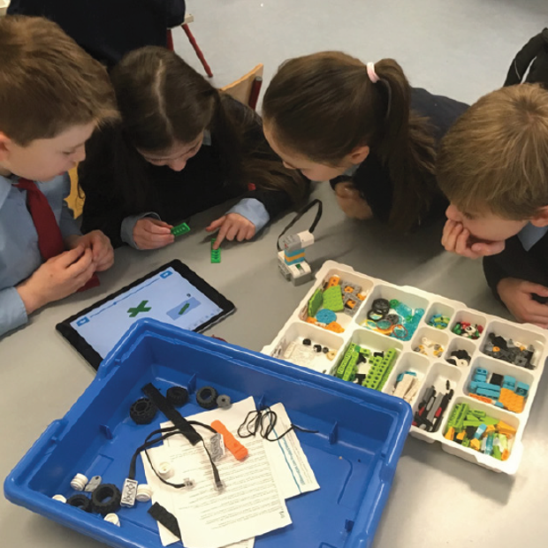 Lego wedo 2.0 á úsáid chun carr rásaíochta a thógáil agus a chódú